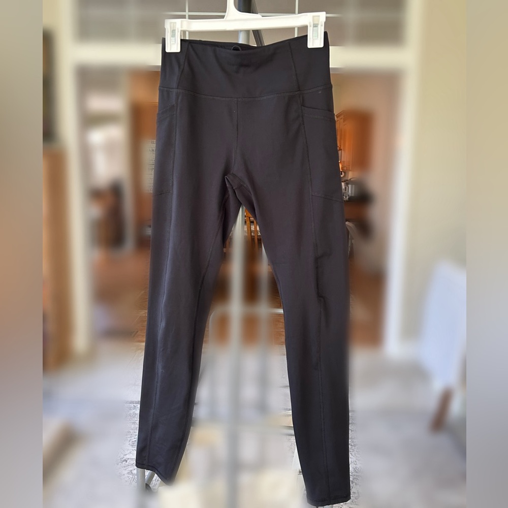 black athletic leggings